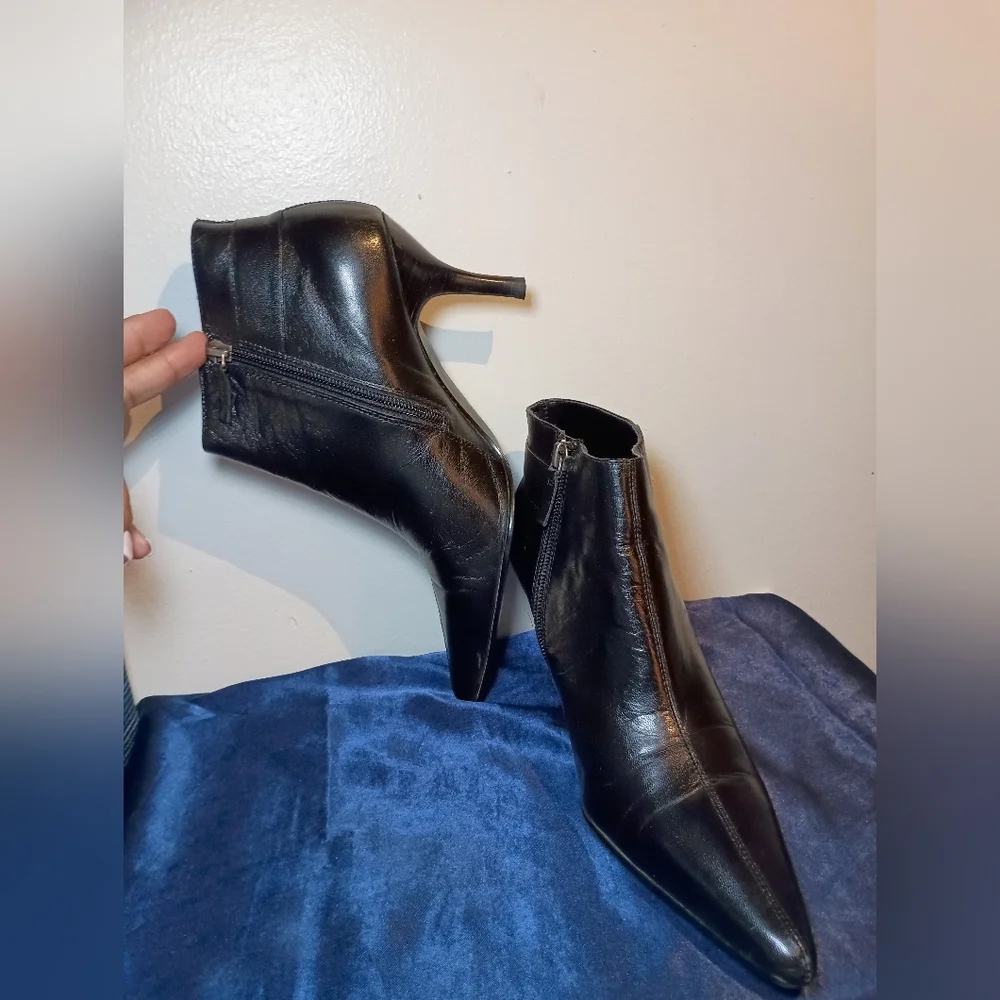 ann marino Women's Sigh Low Leather Bootie Size 7.5 M
